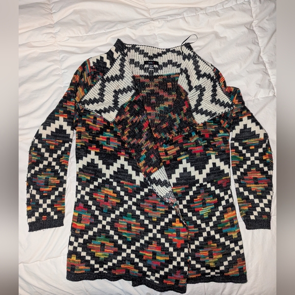 intro. Black and White Cardigan with Geometric Pattern - Picture 1 of 5